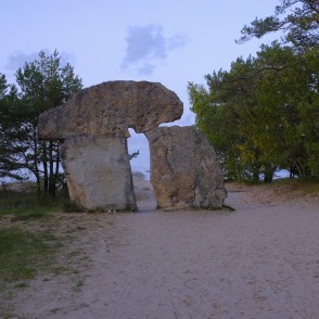 Piemineklis "Jūras paņemtiem" (Kolkasrags) Piemineklis "Jūras paņemtiem" (Kolkasrags)