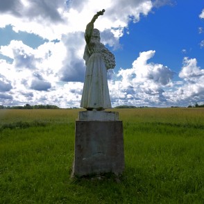 Meitenes skulptūra pie "Pūcēm" Meitenes skulptūra pie "Pūcēm"