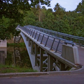 Arkveida gājēju tilts pār Ogres upi Arkveida gājēju tilts pār Ogres upi