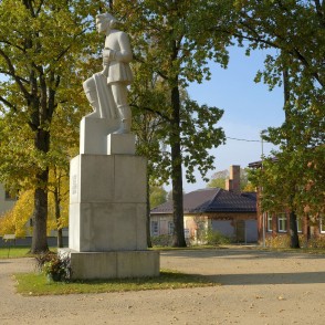 Piemineklis Rūjienas atbrīvošanai "Tālavas taurētājs" Piemineklis Rūjienas atbrīvošanai "Tālavas taurētājs"