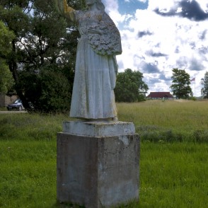 Meitenes skulptūra pie "Pūcēm" Meitenes skulptūra pie "Pūcēm"