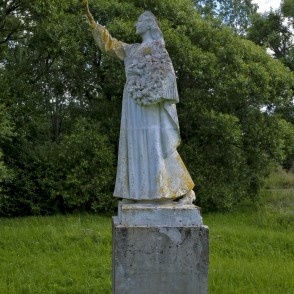 Meitenes skulptūra pie "Pūcēm" Meitenes skulptūra pie "Pūcēm"