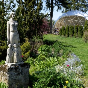 Skulptūra Bruknas muižas dārzā Skulptūra Bruknas muižas dārzā