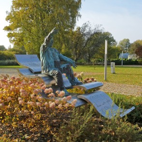 Piemineklis Ēvaldam Siliņam Rūjienā Piemineklis Ēvaldam Siliņam Rūjienā