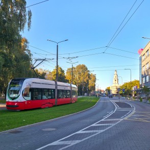 Sarkans tramvajs Liepājas centrā Sarkans tramvajs Liepājas centrā