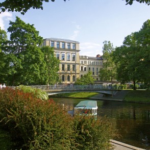 Tilts pār pilsētas kanālu Kronvalda parkā Tilts pār pilsētas kanālu Kronvalda parkā