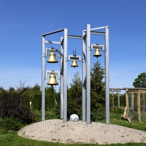 Zvani Bruknas muižas dārzā Zvani Bruknas muižas dārzā