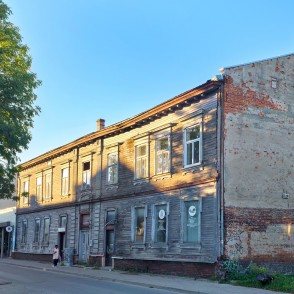 Vēsturiska divstāvu koka ēka Liepājā Vēsturiska divstāvu koka ēka Liepājā