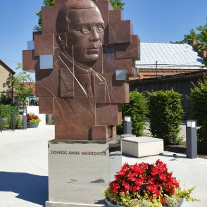 Zigfrīda Annas Meierovica piemineklis, Tukums Zigfrīda Annas Meierovica piemineklis, Tukums