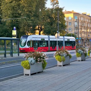 Mūsdienīgs Liepājas tramvajs pie pieturas Mūsdienīgs Liepājas tramvajs pie pieturas