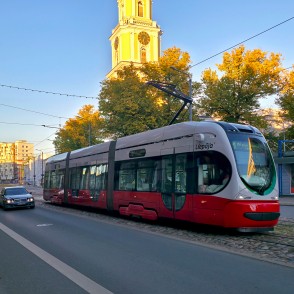 Sarkans tramvajs brauc gar Liepājas Svētās Trīsvienības katedrāli Sarkans tramvajs brauc gar Liepājas Svētās Trīsvienības katedrāli