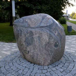 Akmens ar zivs attēlu Zušuciema parkā Akmens ar zivs attēlu Zušuciema parkā