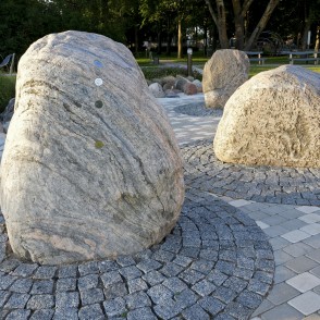 Akmeņi ar iekaltiem zivs attēliem Akmeņi ar iekaltiem zivs attēliem