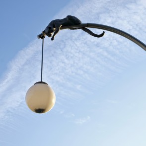 Kaķa skulptūra uz laternas Kaķa skulptūra uz laternas