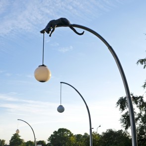 Kaķa skulptūra uz laternas Kaķa skulptūra uz laternas