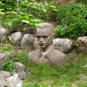 Akmens krūšutēls Špakovska parkā Akmens krūšutēls Špakovska parkā