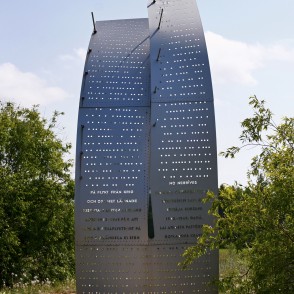 "Cerību bura" - piemiņas zīme latviešu bēgļiem uz Zviedriju "Cerību bura" - piemiņas zīme latviešu bēgļiem uz Zviedriju