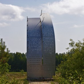"Cerību bura" - piemiņas zīme latviešu bēgļiem uz Zviedriju "Cerību bura" - piemiņas zīme latviešu bēgļiem uz Zviedriju