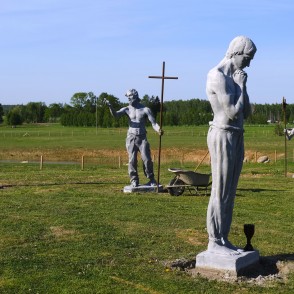 Tēlnieka Sanda Aizpura veidotās apustuļu skulptūras pie Bruknas muižas kompleksa Tēlnieka Sanda Aizpura veidotās apustuļu skulptūras pie Bruknas muižas kompleksa