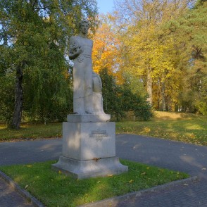 K. Zemdegas veidotais piemineklis "Sējējs" K. Zemdegas veidotais piemineklis "Sējējs"