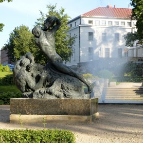 Skulptūra "Cīņa ar kentauru" Cēsīs Skulptūra "Cīņa ar kentauru" Cēsīs