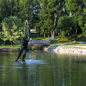 Skulptūra-strūklaka „Vīrs ar samu” Skulptūra-strūklaka „Vīrs ar samu”