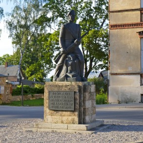 Piemineklis rotas kareivjiem Cēsīs Piemineklis rotas kareivjiem Cēsīs