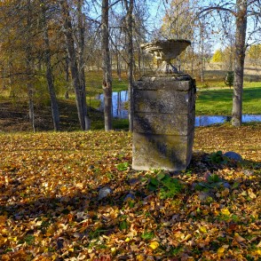 Dzērbenes muižas parks. Vāze Dzērbenes muižas parks. Vāze