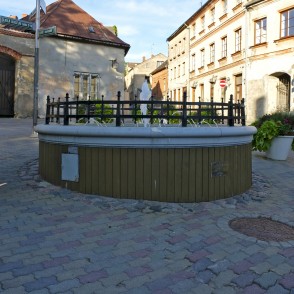 Līvu laukuma strūklaka Cēsīs Līvu laukuma strūklaka Cēsīs