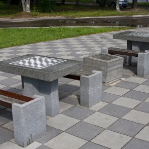 Akmens šaha galdiņi Ķengaraga promenādē Akmens šaha galdiņi Ķengaraga promenādē