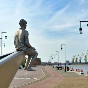Zēna skulptūra uz tērauda kuģa Ventspils ostas krastmalā Zēna skulptūra uz tērauda kuģa Ventspils ostas krastmalā