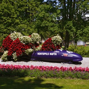 Bobsleja komanda - Jaunpilsētas laukumā Bobsleja komanda - Jaunpilsētas laukumā