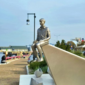 Zēna figūra uz tērauda kuģa purna Ventspils ostas promenādē Zēna figūra uz tērauda kuģa purna Ventspils ostas promenādē