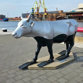 Skulptūra Jūras govs Ostas ielas promenādē Ventspilī Skulptūra Jūras govs Ostas ielas promenādē Ventspilī