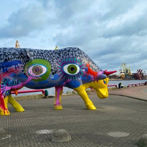 Skulptūra Nomoda sapņi Ventspils ostas promenādē Skulptūra Nomoda sapņi Ventspils ostas promenādē