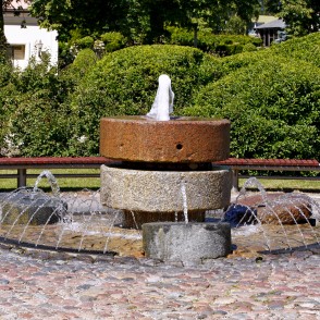 Strūklaka Dzirnavu laukumā, Ventspilī Strūklaka Dzirnavu laukumā, Ventspilī