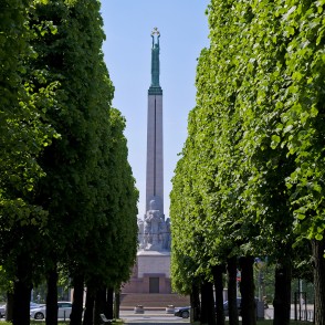 Skats uz Brīvības pieminekli no Brīvības bulvāra liepu alejas Skats uz Brīvības pieminekli no Brīvības bulvāra liepu alejas