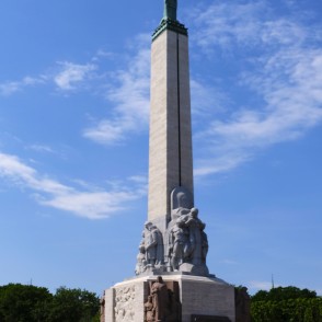 Brīvības piemineklis no aizmugures Brīvības piemineklis no aizmugures