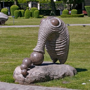 Kārļa Īves skulptūra "Dzērveņu ēdājs" Kārļa Īves skulptūra "Dzērveņu ēdājs"