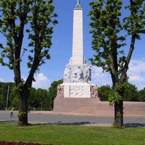 Brīvības piemineklis sānskatā un ar polardēšanas metodi veidotās Brīvības laukuma liepas Brīvības piemineklis sānskatā un ar polardēšanas metodi veidotās Brīvības laukuma liepas