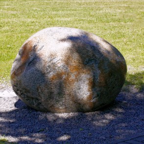 Mindaugas Navakas skulptūra "Vēl viens akmens" (Lietuva) Mindaugas Navakas skulptūra "Vēl viens akmens" (Lietuva)