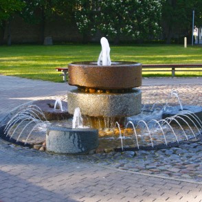 Strūklaka Dzirnavu laukumā, Ventspilī Strūklaka Dzirnavu laukumā, Ventspilī