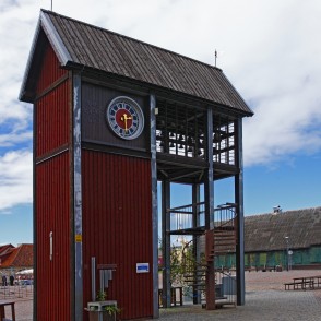 Kariljonu pulksteņu tornis Ventspils tirgus laukumā Kariljonu pulksteņu tornis Ventspils tirgus laukumā