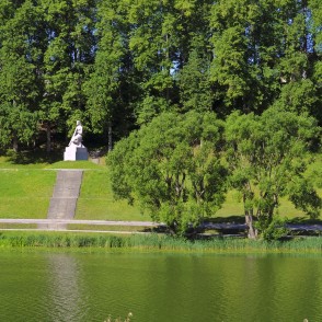 Skats uz Ķēniņkalnu un pieminekli „Koklētājs” Skats uz Ķēniņkalnu un pieminekli „Koklētājs”