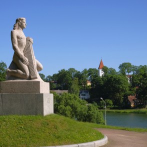 Piemineklis „Koklētājs” uz Talsu fona Piemineklis „Koklētājs” uz Talsu fona