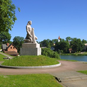 Piemineklis „Koklētājs” Talsos Piemineklis „Koklētājs” Talsos