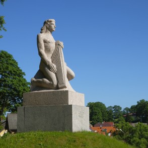 Piemineklis „Koklētājs” rīta gaismā Piemineklis „Koklētājs” rīta gaismā