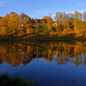 Smiltenes muižas kungu māja no parka puses Smiltenes muižas kungu māja no parka puses