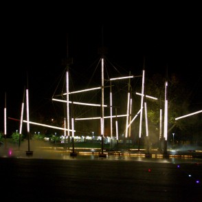 Ventspils Lielā laukuma strūklaka naktī Ventspils Lielā laukuma strūklaka naktī