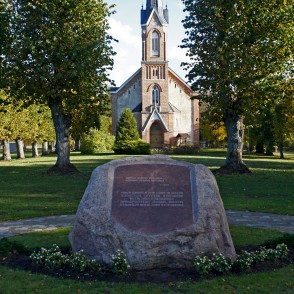 Piemiņas akmens pie Piņķu baznīcas Piemiņas akmens pie Piņķu baznīcas